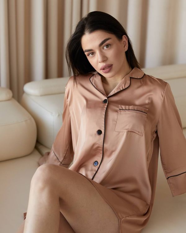 Подовжена шовкова сорочка  050-21 гірчиця