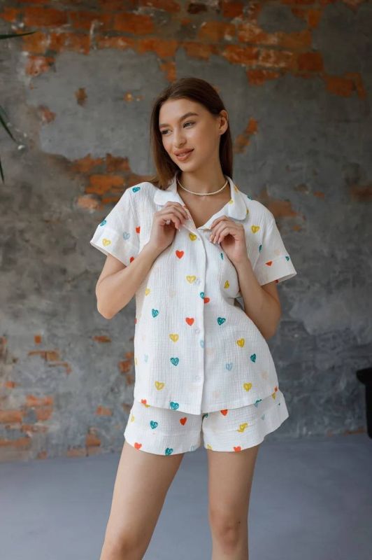 Піжама муслінова жіноча (сорочка з шортами) 102-23 кольорові сердечки