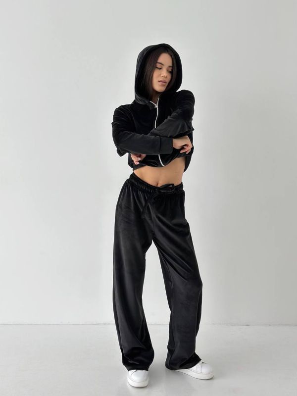 Велюровий жіночий костюм з укороченою кофтою 141-23 чорний