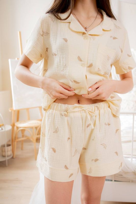 Піжама муслінова жіноча (сорочка з шортами) 102-23-1  листочки жовті