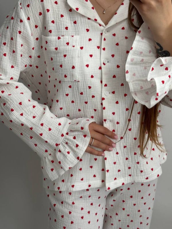 Муслінова жіноча піжама (сорочка та штани) з рюшами 185-24 в червоні сердечка