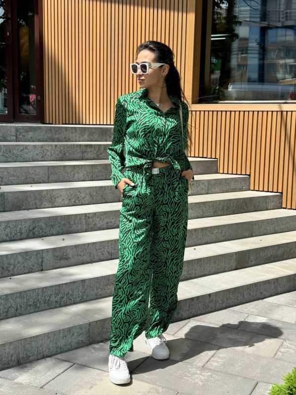 Шовковий жіночий костюм 173-24 зелений