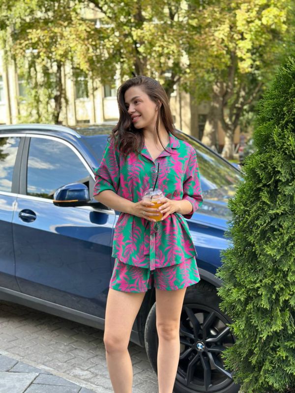 Літній жіночий костюм 221-24 з рожевими листочками