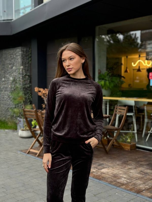 Спортивний велюровий жіночий костюм з карманами 010-212