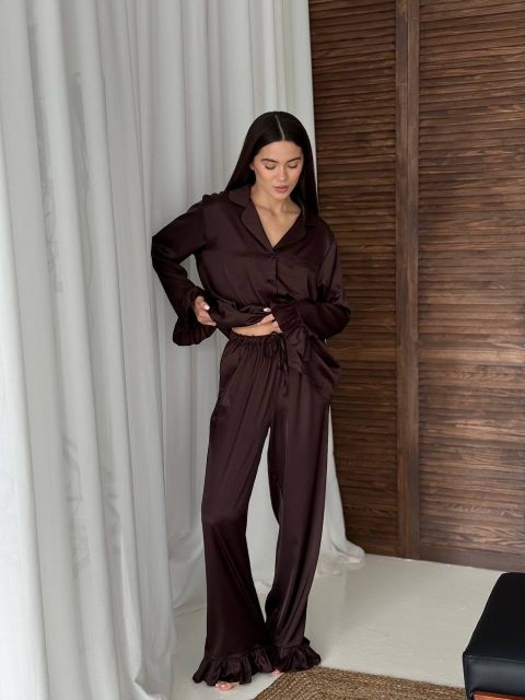 Жіночий костюм з рюшами 183-24 брауні