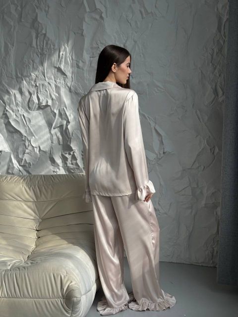 Жіночий костюм з рюшами 183-24 беж