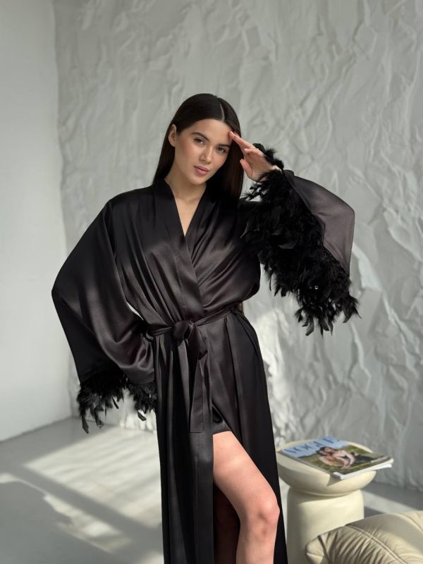 Жіночий довгий шовковий халат 266-55 з пір'ям чорний