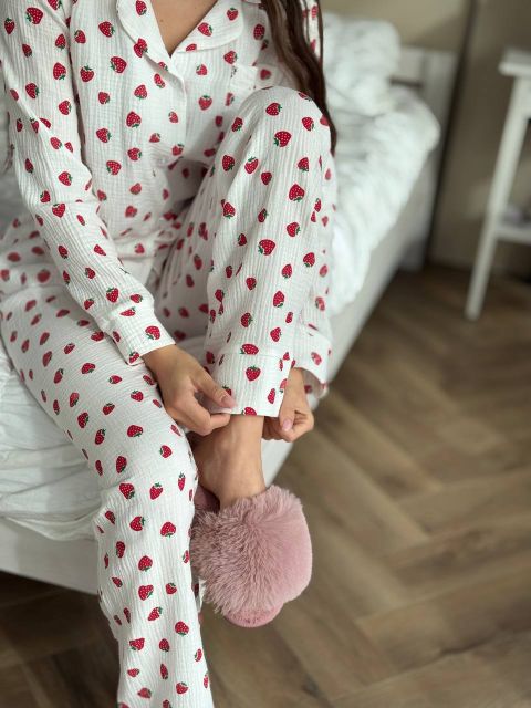 Жіночий піжамний комплект з мусліну 143-231 полуниця