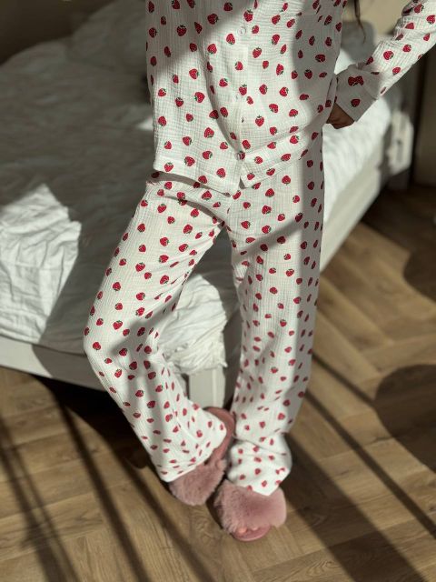 Жіночий піжамний комплект з мусліну 143-231 полуниця