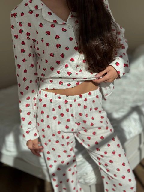 Жіночий піжамний комплект з мусліну 143-231 полуниця