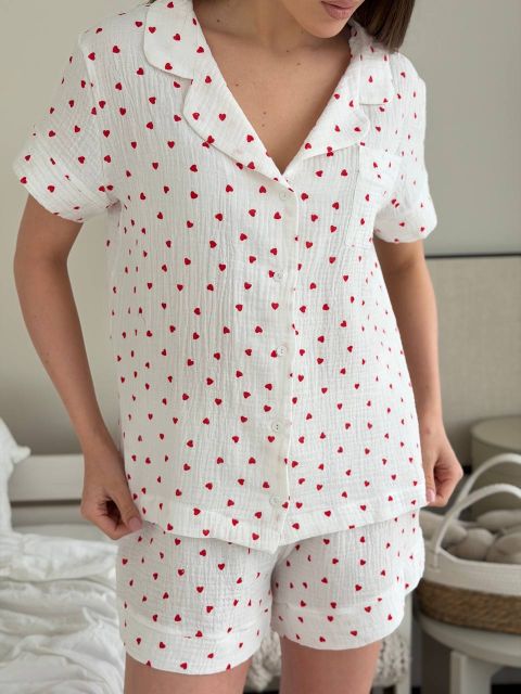 Піжама муслінова жіноча (сорочка з шортами) 102-23-7 червоні сердечка