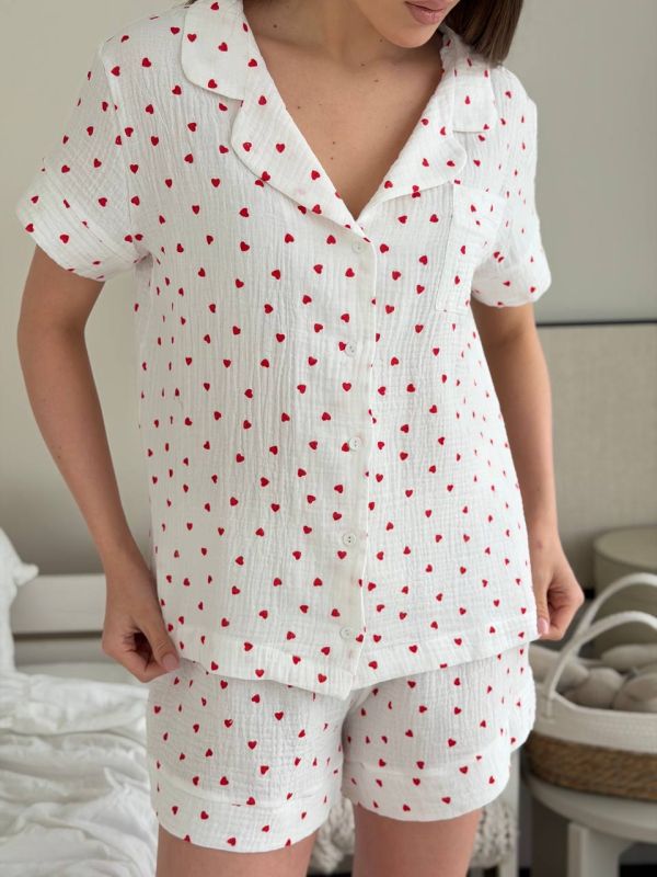 Піжама муслінова жіноча (сорочка з шортами) 102-23-7 червоні сердечка