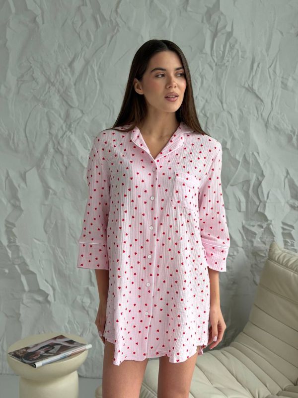 Жіноча сорочка в тканині муслін 165-245 рожева в сердечка червоні