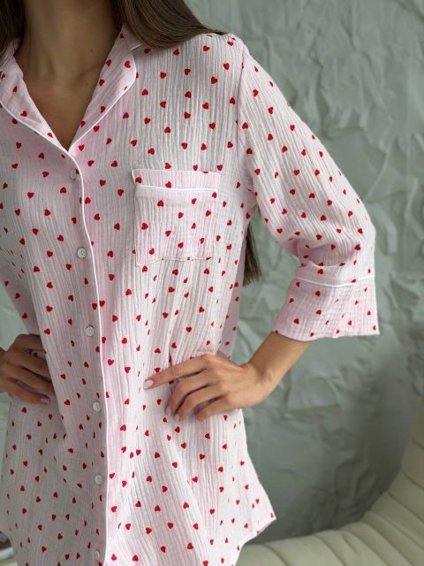 Жіноча сорочка в тканині муслін 165-245 рожева в сердечка червоні