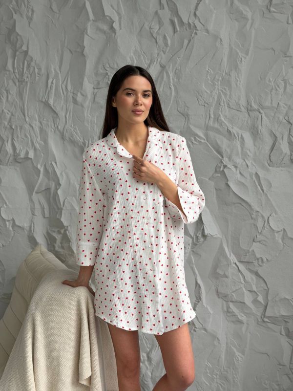 Жіноча сорочка в тканині муслін 165-245 в сердечка червоні