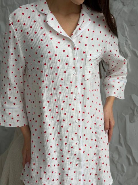 Жіноча сорочка в тканині муслін 165-245 в сердечка червоні